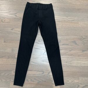 Hue Black W/Pinstripe Leggings. Size XS